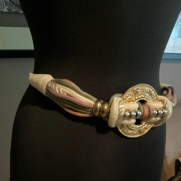 Vintage Bungee Cord Belt 37 1/2” flat lay without stretch - Picture 4 of 5